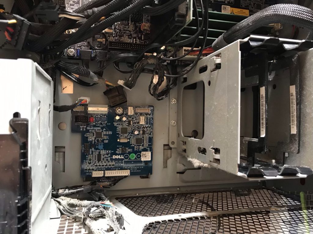 XPS 630i 前面の巨大な冷却用ファン2基を外した